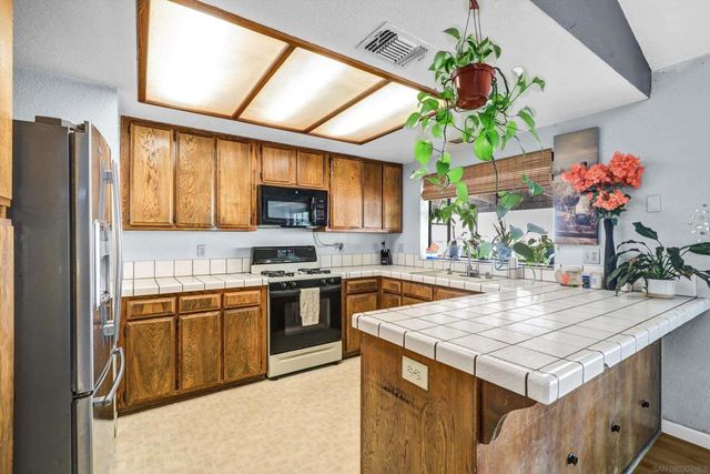 8529 Snow White Dr, El Cajon, CA 92021