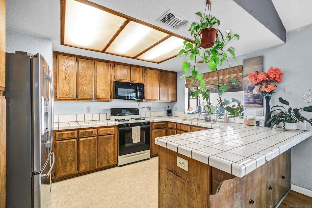 Image 7 of property listing at 8529 Snow White Dr, El Cajon, CA 92021