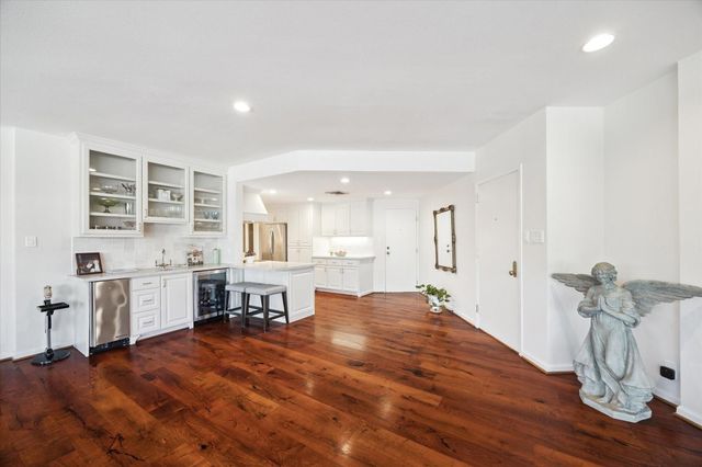 5050 Woodway Drive 2D, Houston, TX 77056