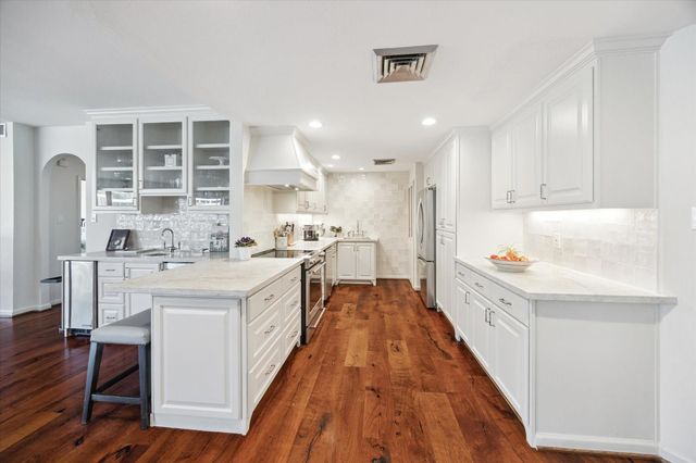 5050 Woodway Drive 2D, Houston, TX 77056