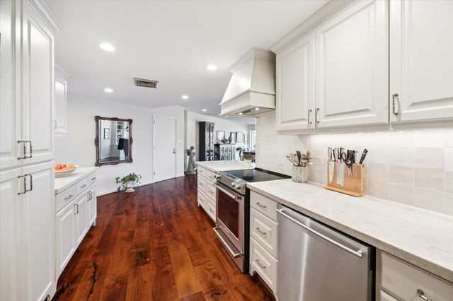 5050 Woodway Drive 2D, Houston, TX 77056