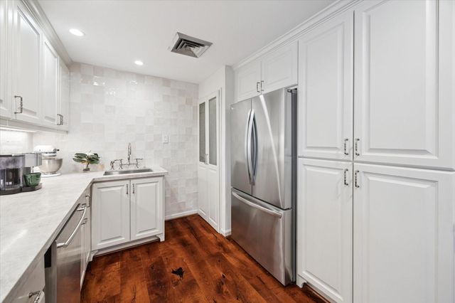 5050 Woodway Drive 2D, Houston, TX 77056