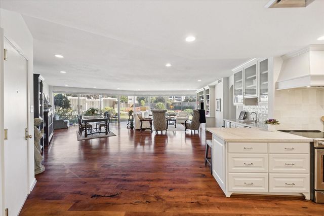 5050 Woodway Drive 2D, Houston, TX 77056