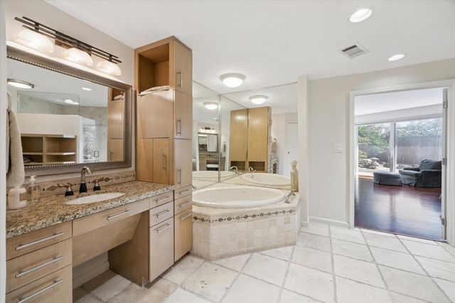 5050 Woodway Drive 2D, Houston, TX 77056