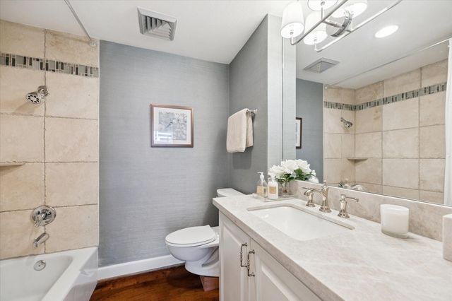 5050 Woodway Drive 2D, Houston, TX 77056
