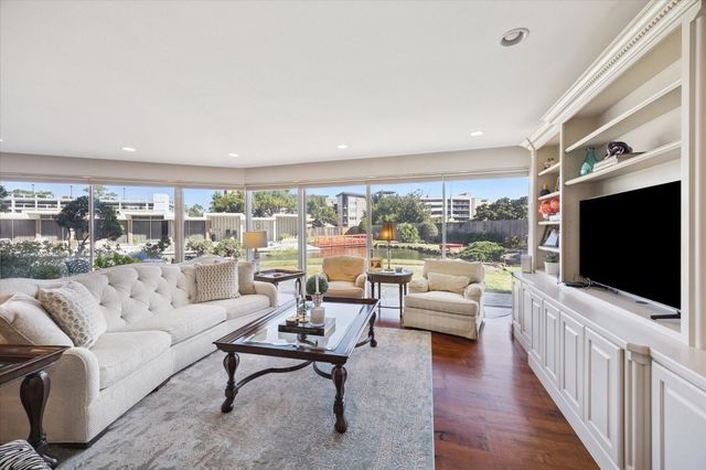 5050 Woodway Drive 2D, Houston, TX 77056