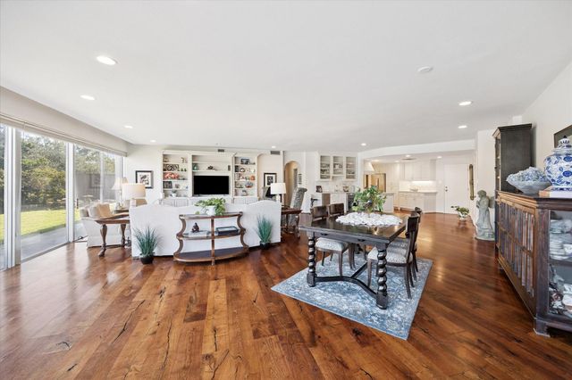 5050 Woodway Drive 2D, Houston, TX 77056