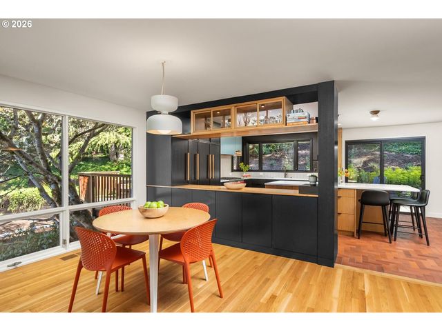 5745 Sw GAINES Ct, Portland, OR 97221