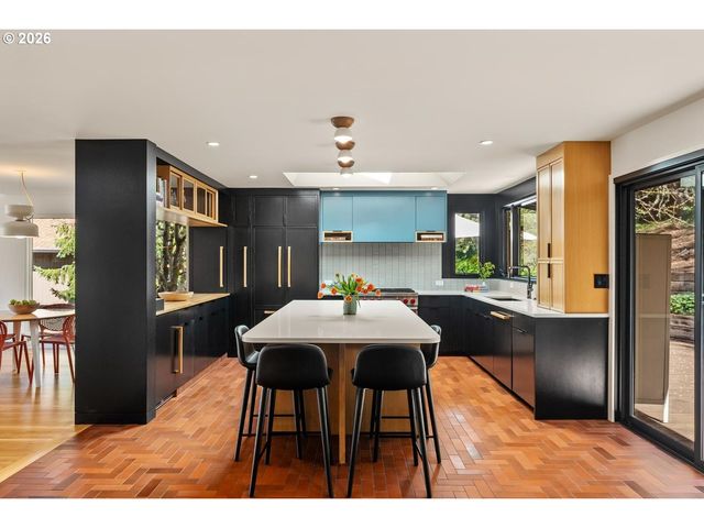 5745 Sw GAINES Ct, Portland, OR 97221