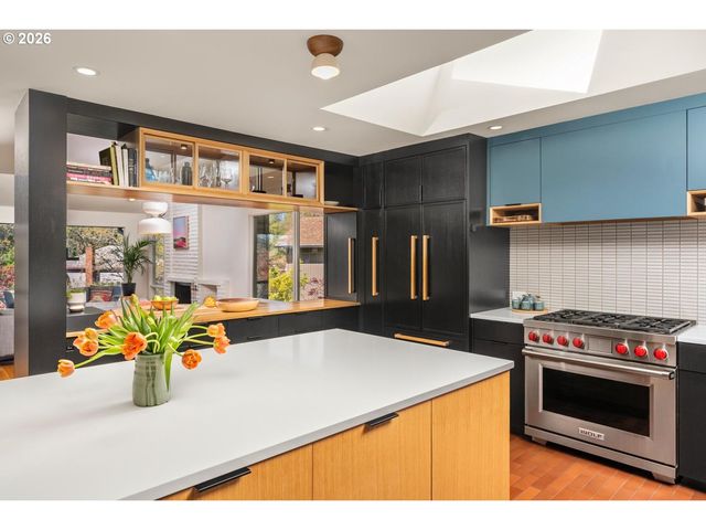 5745 Sw GAINES Ct, Portland, OR 97221