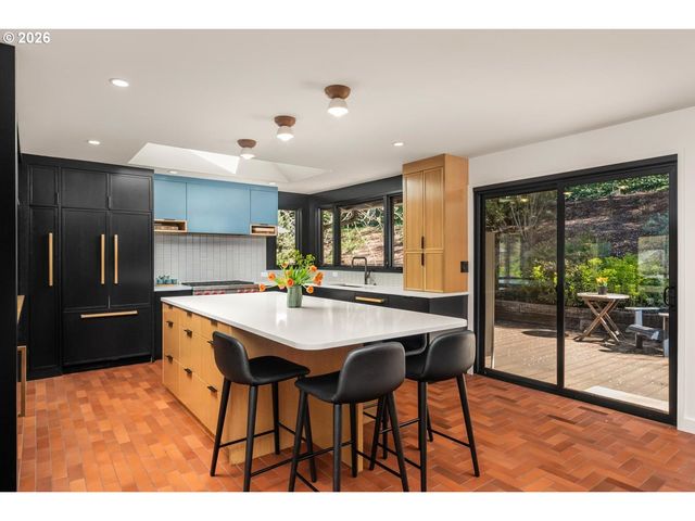 5745 Sw GAINES Ct, Portland, OR 97221