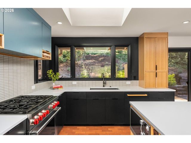 5745 Sw GAINES Ct, Portland, OR 97221