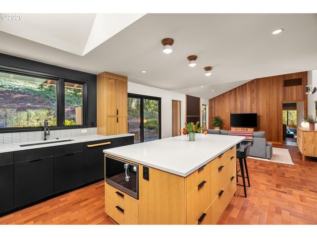 5745 Sw GAINES Ct, Portland, OR 97221