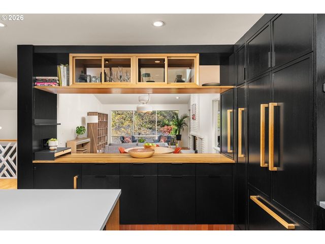 5745 Sw GAINES Ct, Portland, OR 97221