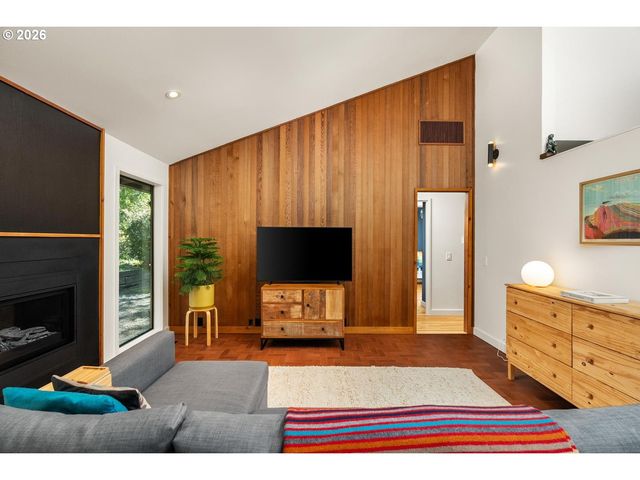 5745 Sw GAINES Ct, Portland, OR 97221