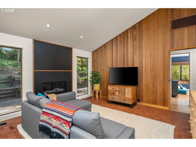 5745 Sw GAINES Ct, Portland, OR 97221