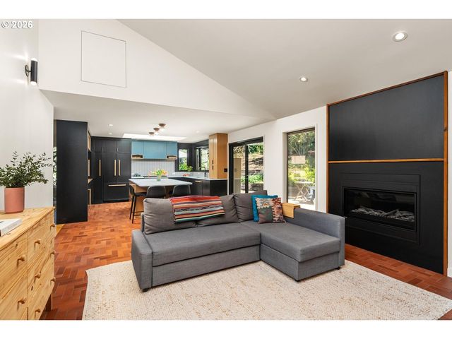 5745 Sw GAINES Ct, Portland, OR 97221