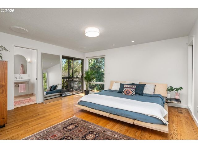 5745 Sw GAINES Ct, Portland, OR 97221