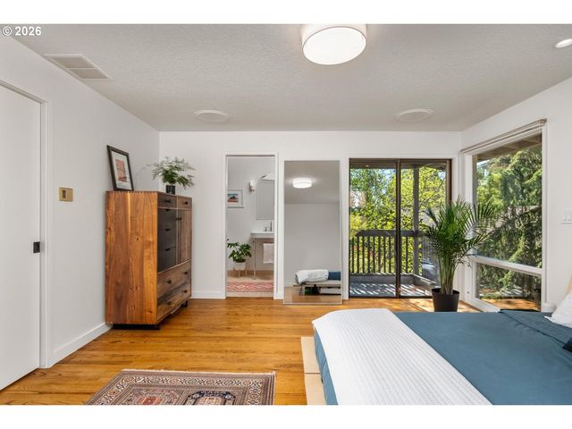 5745 Sw GAINES Ct, Portland, OR 97221