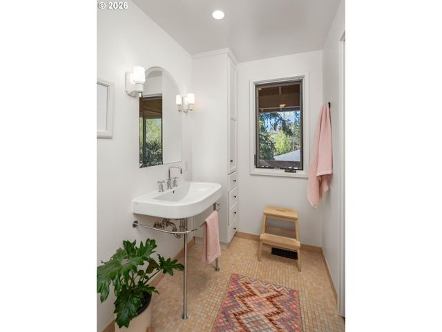 5745 Sw GAINES Ct, Portland, OR 97221