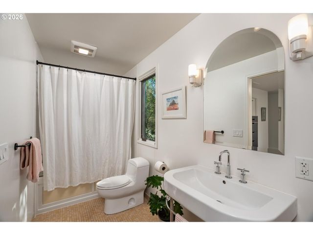 5745 Sw GAINES Ct, Portland, OR 97221