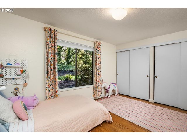 5745 Sw GAINES Ct, Portland, OR 97221