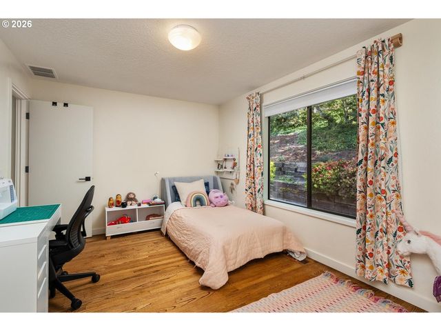 5745 Sw GAINES Ct, Portland, OR 97221