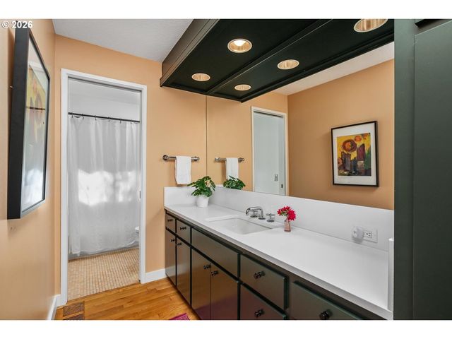 5745 Sw GAINES Ct, Portland, OR 97221