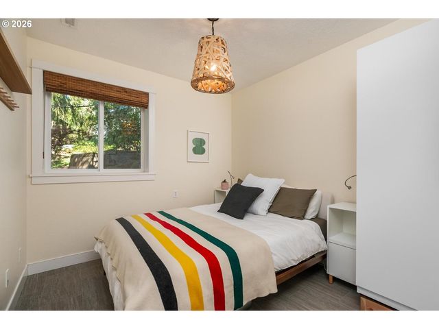 5745 Sw GAINES Ct, Portland, OR 97221