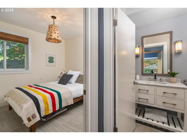 5745 Sw GAINES Ct, Portland, OR 97221