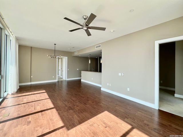 610 E Market St Unit 2607, San Antonio, TX 78205
