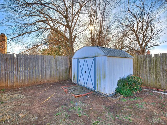 11226 Folkstone Drive, Yukon, OK 73099