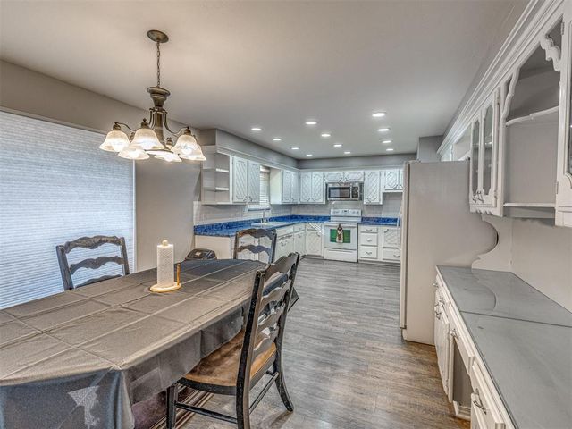 11226 Folkstone Drive, Yukon, OK 73099