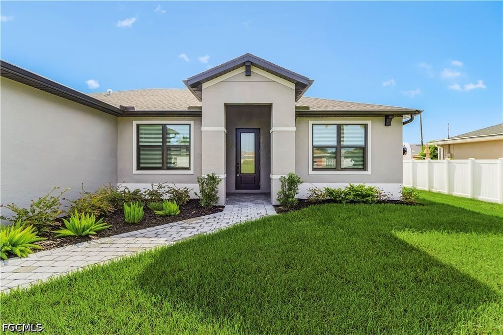 825 SW 9th CT, Cape Coral, FL 33991