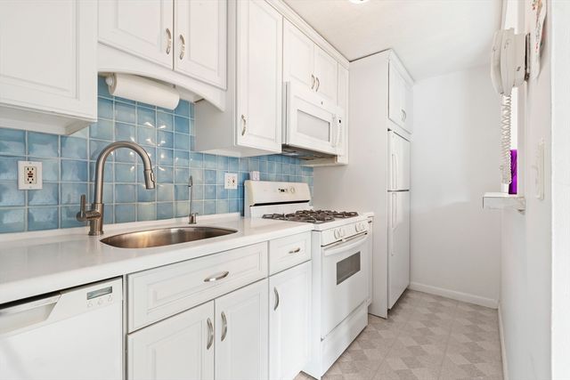 40 Will Dr 48, Canton, MA 02021