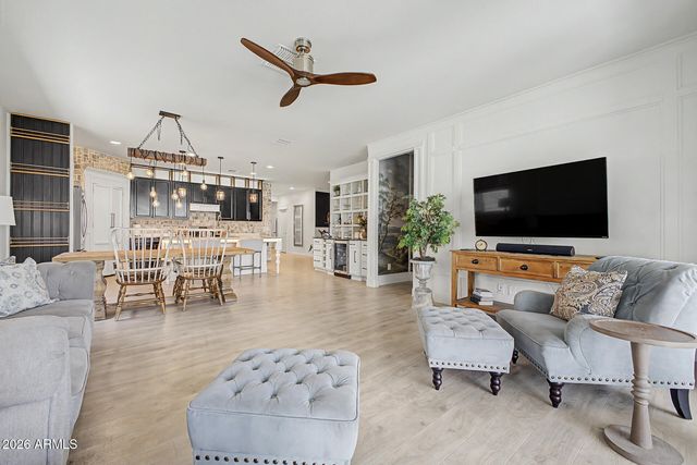 2740 W APOLLO Road, Phoenix, AZ 85041