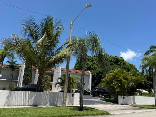 1723 EMBASSY Drive 103, West Palm Beach, FL 33401