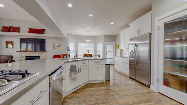 2064 Newhaven Loop, Richland, WA 99352