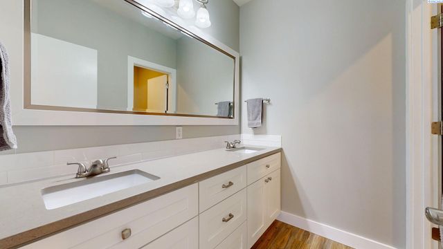 2064 Newhaven Loop, Richland, WA 99352