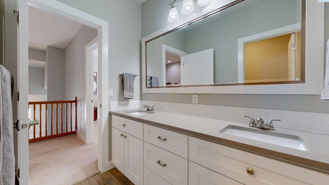 2064 Newhaven Loop, Richland, WA 99352