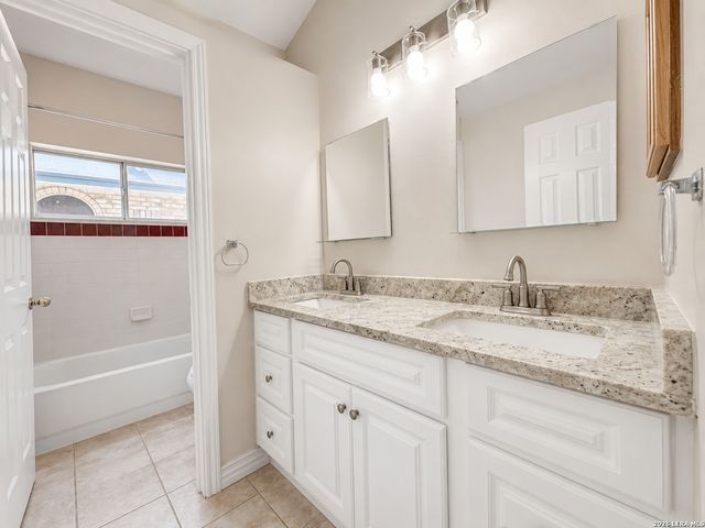 6155 HERITAGE PLACE DR, San Antonio, TX 78240