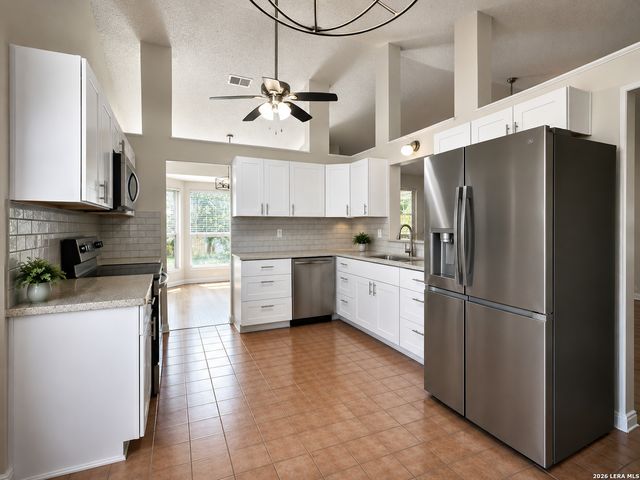 6155 HERITAGE PLACE DR, San Antonio, TX 78240