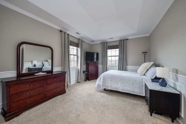 27W753 S Meadowview Drive 1, Winfield, IL 60190