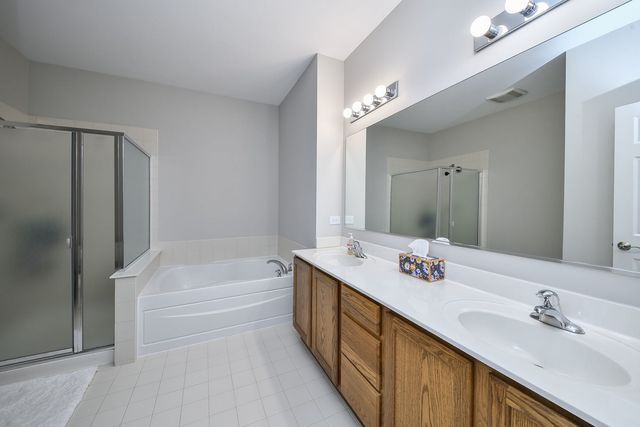 27W753 S Meadowview Drive 1, Winfield, IL 60190