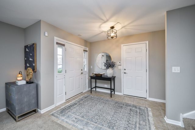 27W753 S Meadowview Drive 1, Winfield, IL 60190