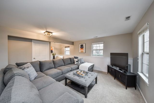 27W753 S Meadowview Drive 1, Winfield, IL 60190