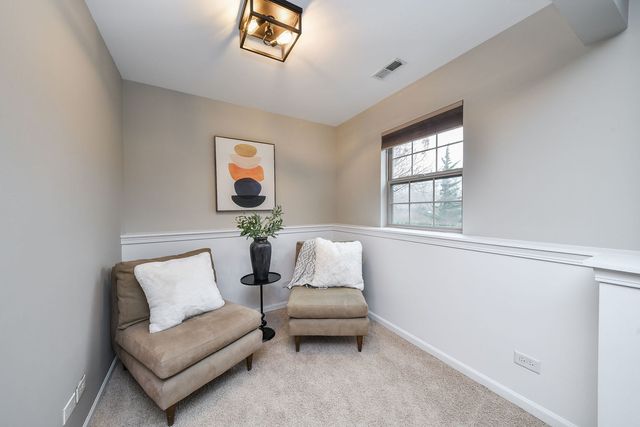 27W753 S Meadowview Drive 1, Winfield, IL 60190