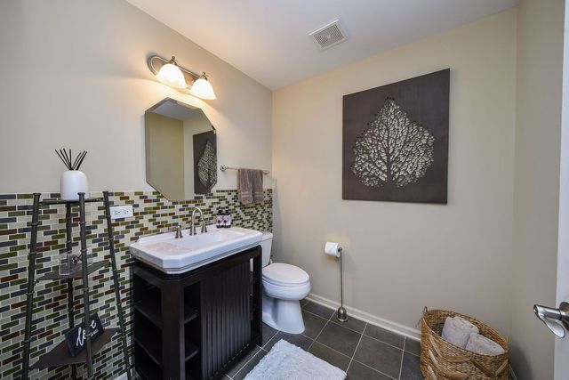 27W753 S Meadowview Drive 1, Winfield, IL 60190