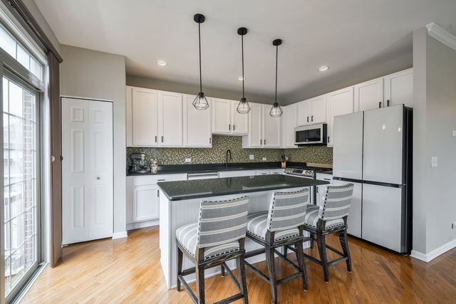 27W753 S Meadowview Drive 1, Winfield, IL 60190