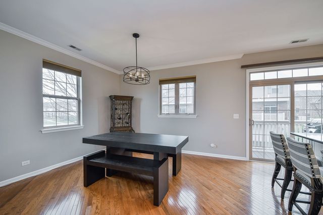 27W753 S Meadowview Drive 1, Winfield, IL 60190